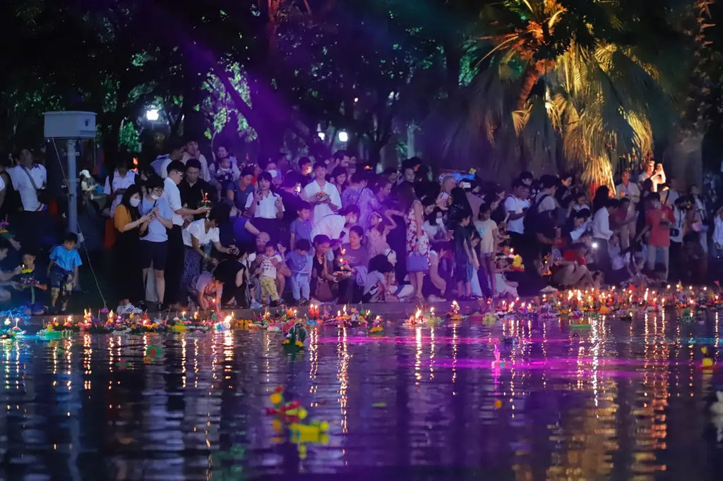 Approximately 640,000 krathongs were collected in 50 districts of Bangkok after the celebration of Loy Krathong.